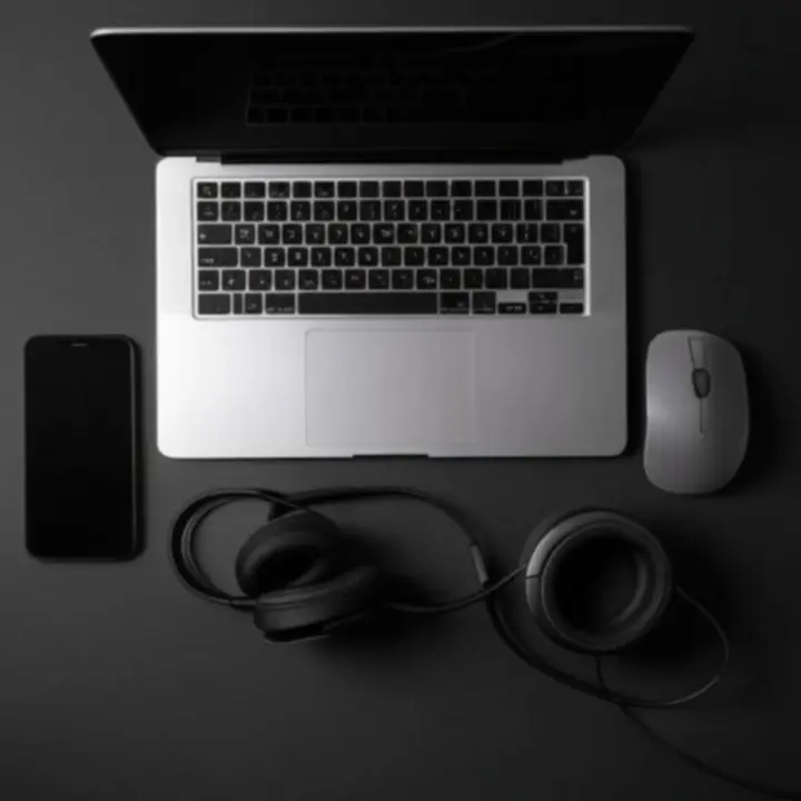 Zestaw kompatybilnych urządzeń i akcesoriów elektronicznych ułożonych razem