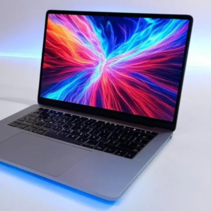 Nowoczesny laptop na ciemnym, technologicznie wyglądającym tle